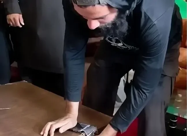 شکستن گوشی هوشمند توسط طالبان