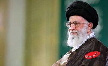 عکسی از اهدای مدال فرماندهان سپاه و ارتش توسط رهبر شهید انقلاب/ نشان درجه یک نصر بر سینه حسن روحانی/ محسن رفیقدوست هم بود
