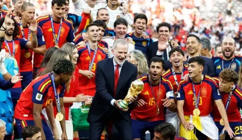 استایل ساده دختران پادشاه اسپانیا در جام جهانی سوژه کاربران شد+ عکس