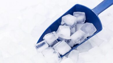 چگونه یخ را بیشتر نگه داریم؟ دیرتر آب شدن یخ با ۷ روش ساده در خانه و سفر