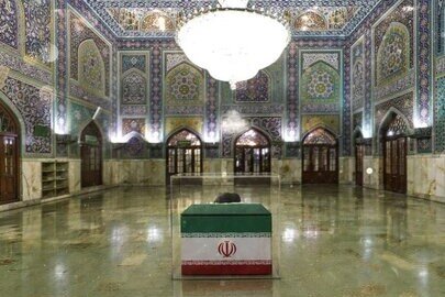 پیکر رهبر شهید در حرم رضوی