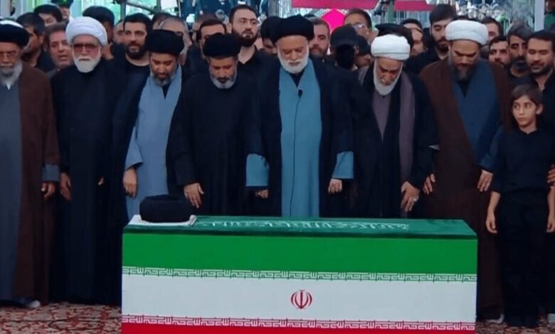اقامه نماز رهبر شهید