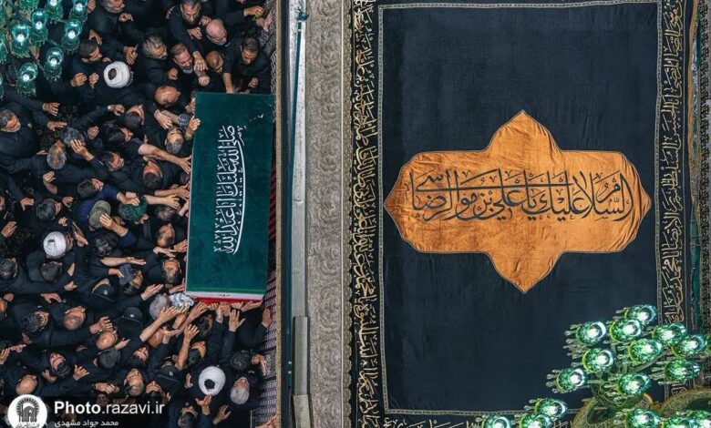 رهبر شهید در حرم امام رضا