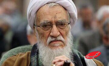 وداع آیتالله موحدی کرمانی با پیکر رهبر شهید انقلاب