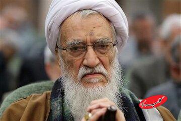 وداع آیتالله موحدی کرمانی با پیکر رهبر شهید انقلاب