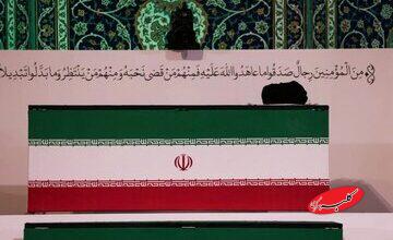 نخستین عکس از حضور سه تن از پسران رهبر شهید انقلاب در مصلی تهران