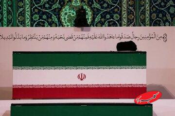 نخستین عکس از حضور سه تن از پسران رهبر شهید انقلاب در مصلی تهران