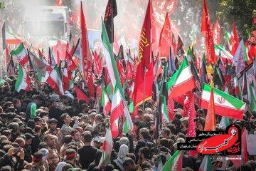 پلاکاردهایی با درخواست قتل ترامپ در مراسم تشییع رهبر شهید+ عکس