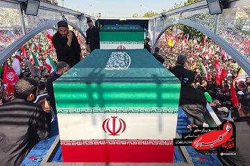 پیکر رهبر شهید وارد میدان آزادی شد