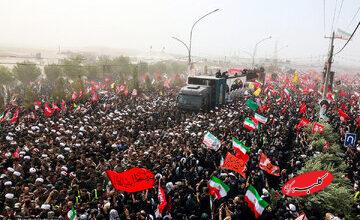 تشییع پیکر رهبر شهید در قم؛ از افراشتن پرچم ایران و حزب الله در بین عزاداران تا عکس هدف گیری ترامپ با عبارت «خون به پا خواهد شد» + تصاویر