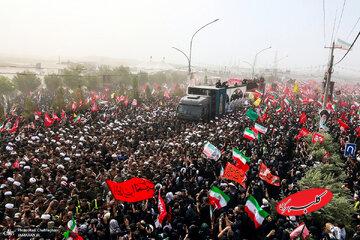 تشییع پیکر رهبر شهید در قم؛ از افراشتن پرچم ایران و حزب الله در بین عزاداران تا عکس هدف گیری ترامپ با عبارت «خون به پا خواهد شد» + تصاویر