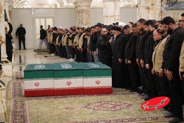 تصاویر اقامه نماز بر پیکر خانواده رهبر شهید ایران در حرم امام حسین (ع)/ طواف آخر دور ضریح سیدالشهدا