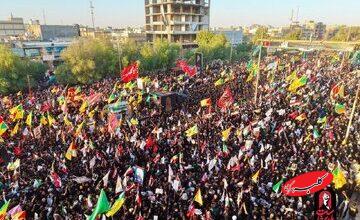 تصاویر مراسم تشییع در عراق؛ از تصویر قاب گرفته شده رهبر شهید تا پوستر عکس مشترک آیت الله سیستانی و آیت الله سید مجتبی خامنهای +تصویر