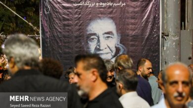 ازدحام جمعیت در مسجد مراسم ختم ایرج /خوانندهها و چهرههای سرشناسی که آمدند+ تصاویر