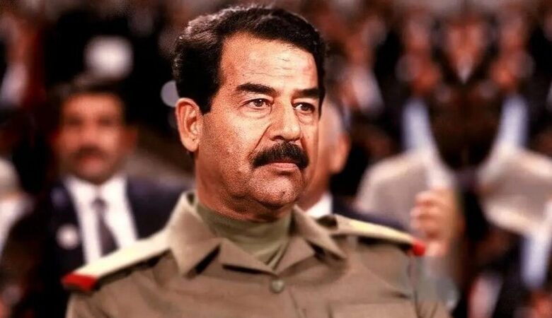 تصویری کمتر دیده شده از صدام در حال نماز و دعا با اسلحه!