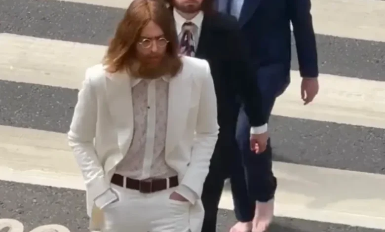بازسازی عکس مشهور بیتلز روی خط عابر Abbey Road