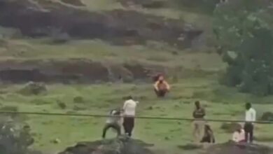سقوط مرگبار پسر ۱۹ ساله و والدینش از صخره به خاطر موبایل